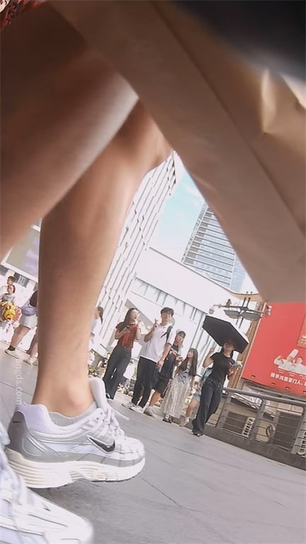 爆火推荐【商场偷拍】包臀裙直接封神！黑内裤骚到爆，大长腿玉足近距离特写，另一个姐 配图7
