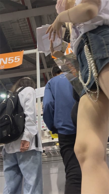 推荐【展会抄底】清纯嫩妹,裙子这么短不就是给人看吗,老哥都快把镜头怼人家内裤里了 配图8