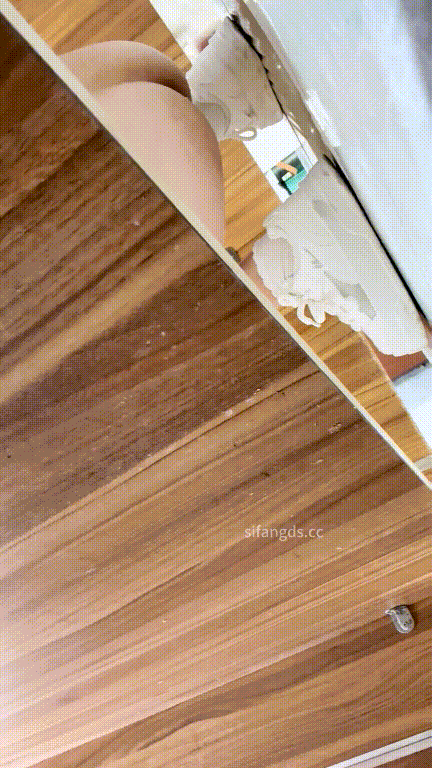 屌炸天！牛逼厕拍大神独占坑位连续偷拍女公厕各种类型女人大小便，最主要是贴逼拍特写 配图7