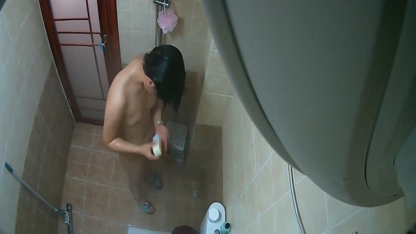 房东禁忌偷窥❤️丸子头清纯大学生女租客浴室被暗装摄像头高清偷拍无水印-老宋论坛