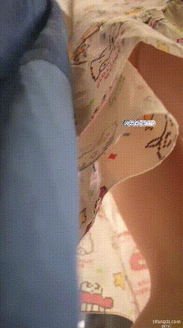 商场偶遇卡通长裙素颜小姐姐，闷骚无内直出光洁白虎嫩逼超诱人 配图3
