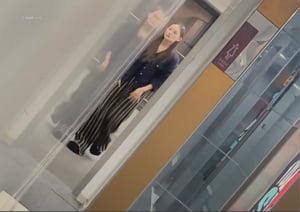 厕拍大神手持闯拍商场女厕❤️条纹长裤美女迎面走来果断尾随开闪光灯偷拍她尿尿逼里貌似有根线 - 老宋论坛-老宋论坛