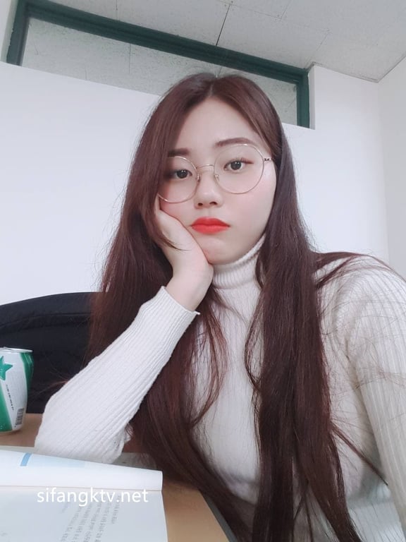 【IOS高清露脸私密泄露】丰满性感女大学生跪地激情自拍，抱脚献穴送到男友面前，真 配图5
