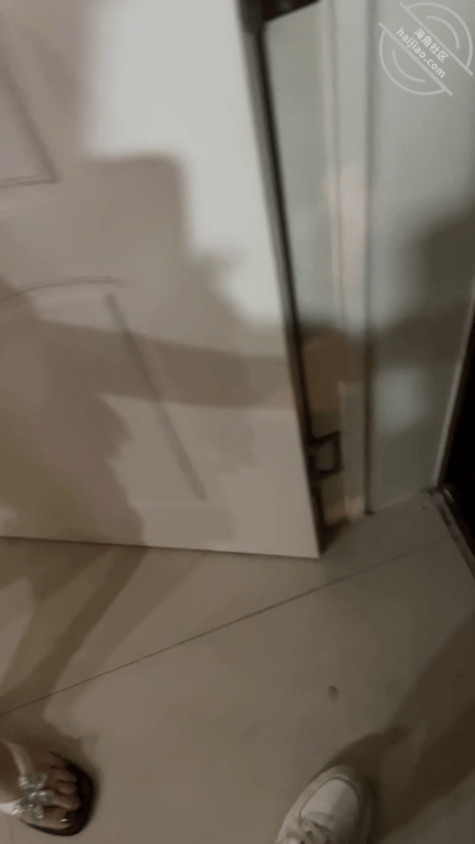 姐夫在家睡觉 我在门口楼道偷操我姐 差点翻车赶紧跑！-老宋论坛