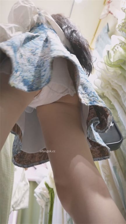 爆款推荐【商场偷窥】绝美高颜值大长腿美女，个性泡泡内裤藏春光，厚厚姨妈巾私密1V 配图10
