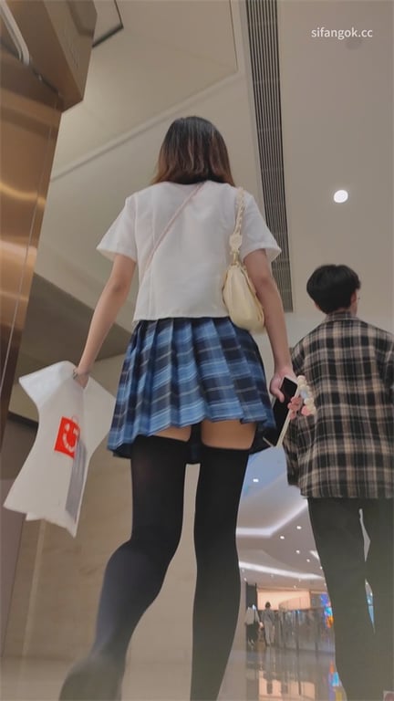 推荐【商场抄底】极品JK学生妹，裙子这么短也不穿安全裤，白内内骚得要命，龟男在旁 配图5