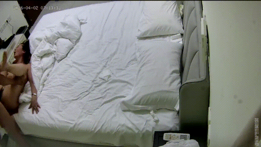 上帝视角4-2 熟女阿姨彻底疯了！妈控冲啊 大叔狂操嘴又猛操逼 直接从床上干到床 配图7