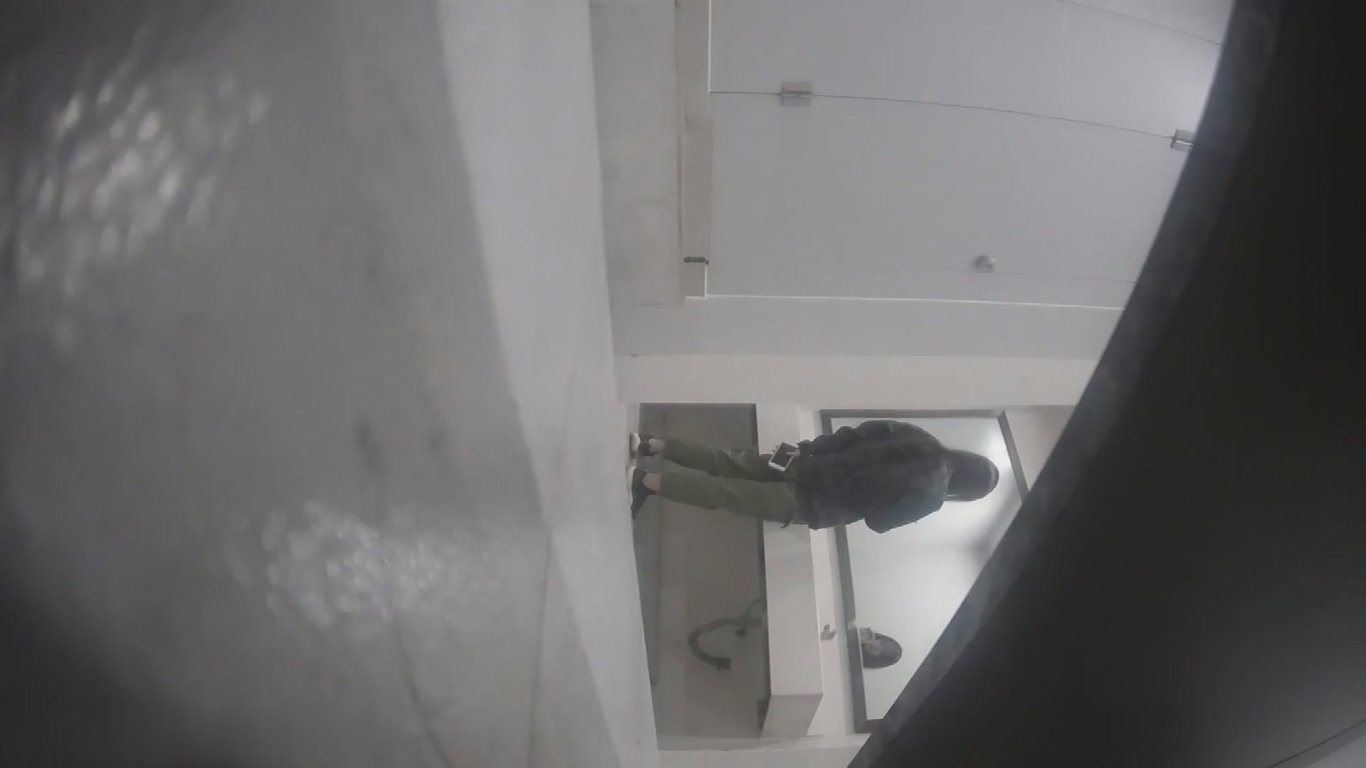 厕拍大神手持闯拍景区餐厅女厕前后角度偷拍食客尿尿黑靴短裙少妇逼毛浓密无水印原版 配图4