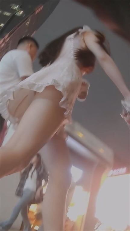 极致诱惑【街拍抄底】泡泡裙下大长腿玉足特写，高颜值美女白内骚浪1V1 配图3