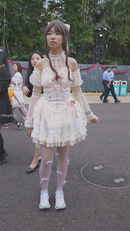 ❣️爆款推荐❣️【游乐园激情抄底】绝美颜值女神，白丝泡泡裙下碎花内裤若隐若现，大腿根部性感撩人欲火焚身，1V1高能诱惑 - 老宋论坛-老宋论坛