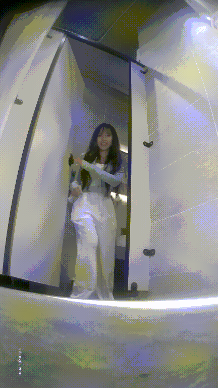 真实偷拍夜店女厕各种类型潮女方便，美腿小姐姐脱光下身换纸尿裤 配图8