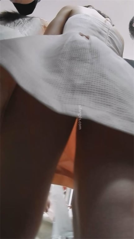 爆推【商场抄底】绝色嫩妹爆好身材大长腿，粉嫩饱满蜜穴，老哥爽到飞起！一路跟踪粉裙 配图4