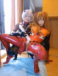萝莉伪娘心软的神 雌堕男娘穿着连体胶衣前锁后塞和Tgirl闺蜜在酒店调教露出尿尿 配图14