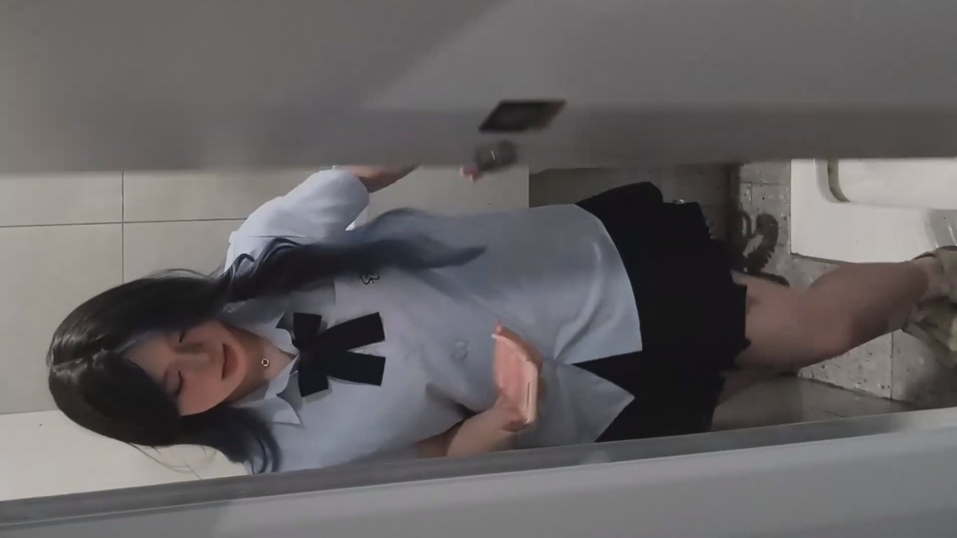 八月流出厕拍大神手持闯拍高校女厕前景偷拍洛丽塔鞋学妹的无毛馒头小肥逼 配图9