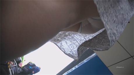 爆款推荐【路边偷窥】街头低头玩手机的极品少妇，保守小内裤勒出饱满湿润蜜穴，性感玉 配图6