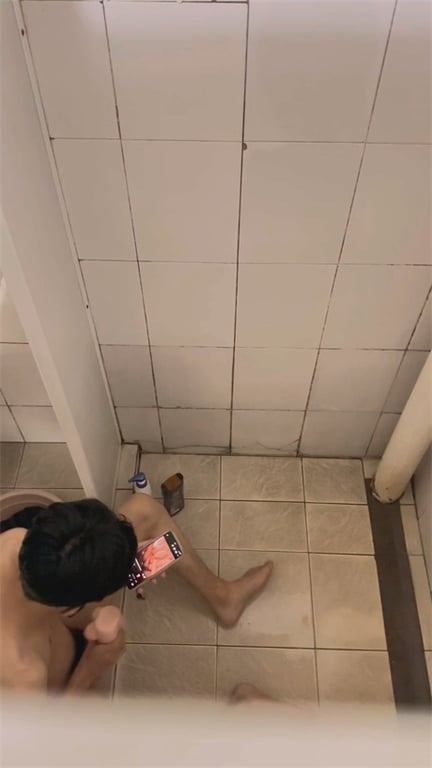 推荐浴室偷拍【大学男生自慰】讲究人，用硅胶娃娃撸管自慰，手机看片调情，射完娃娃扔 配图6
