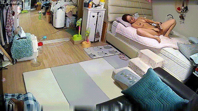 摄像头破解偷拍，独守空房眼镜少妇全裸躺床上用镜子照观察阴部拔阴毛 配图3