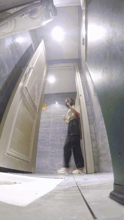 商场公共女蹲厕全景真实偷拍多位美女姐姐方便 配图2