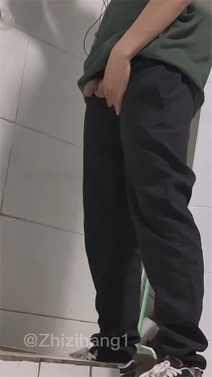 推荐厕所偷拍【大学男生放尿撸管】厕所看片撸管射了好多，竟然还有包茎翻不出来，G8 配图8
