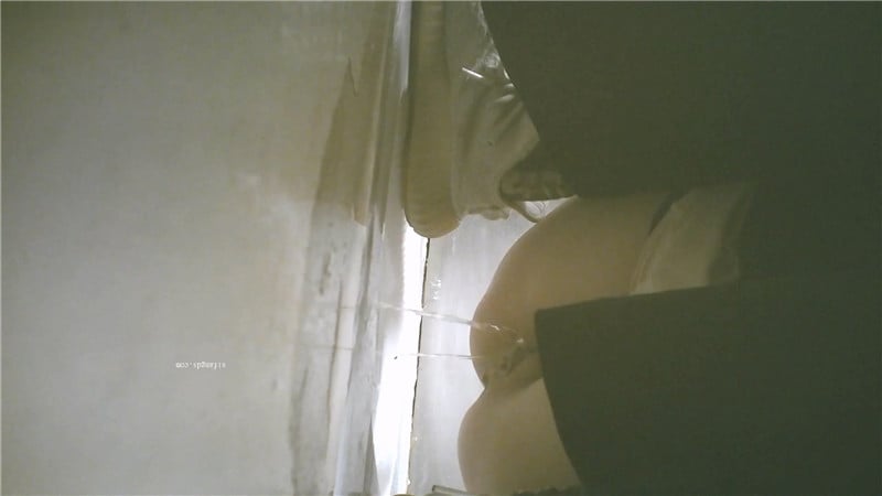 办公楼女厕全景偷拍几位美女同事人美BB也嫩 配图8