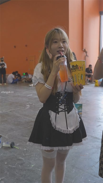 爆款推荐【展会偷窥】性感丝袜泡泡裙下白嫩骚内大暴露！玉足高清特写，龟男全程盯内裤 配图5