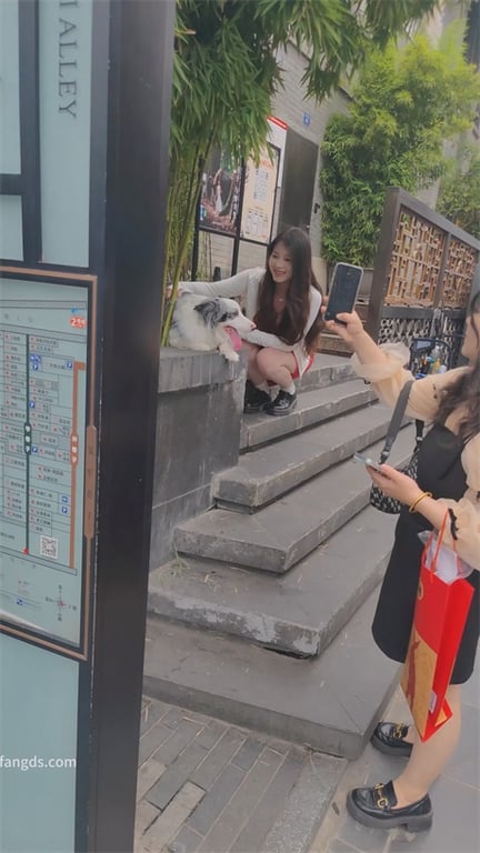 爆推【步行街极品】绝美嫩妹吊带红裙小皮鞋，白内裤骚到骨子里，甜笑勾人想娶回家1V 配图2