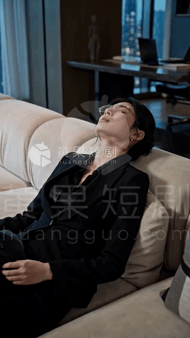 【AI短剧】《女总裁的秘密开关》第4集 S与M的危险游戏愃 配图3