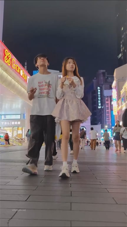重磅推荐【街头抄底】格子裙小美臀翘得太犯规，包臀裙少妇嫌弃龟男却被大长腿白嫩骚逼 配图12