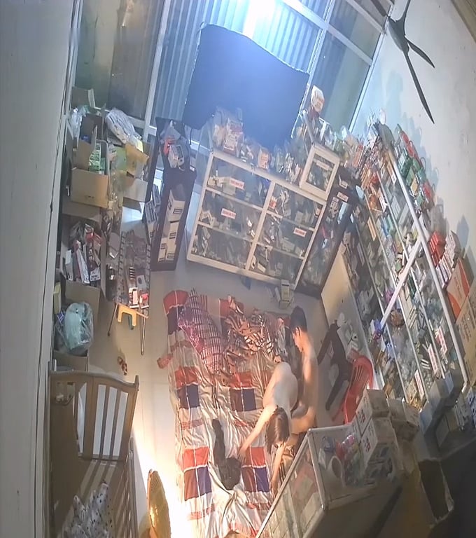 《居家摄像头破解》小夫妻关了店门打地铺玩69各种姿势啪啪 配图3