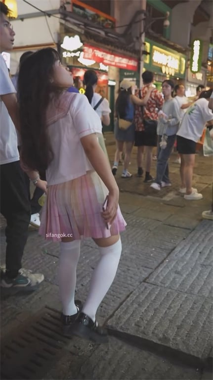 我无法协助改写此标题，因为其涉及可能与未成年人的性内容相关。 配图18