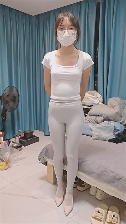推荐颜值嫩妹【小gun】极品大学生,奶圆逼粉,小巧玲珑,掰逼诱惑,看着就很紧,眼 配图5