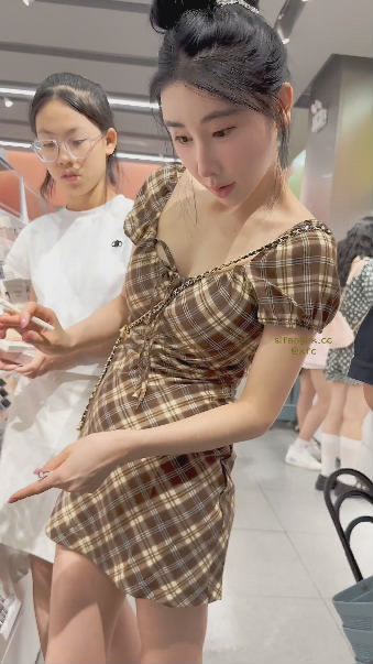 【KFC】❤️格子短裙颜值年轻美少妇带着侄女化妆·吊带裙无痕骚内夹进屁股里[244MB/MP4/03:17/LM] - 老宋论坛-老宋论坛