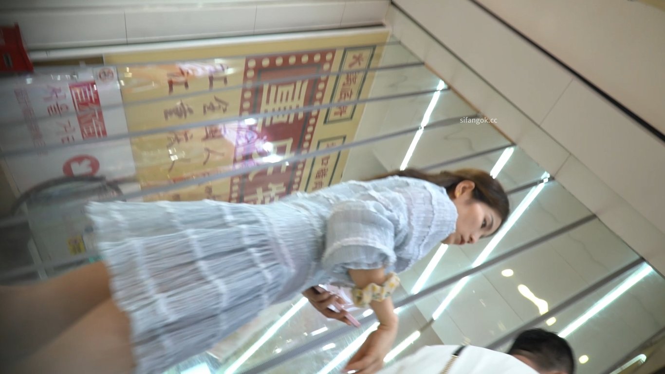 （空城原创） 街头极致诱惑！两位短裙少妇微透白内+透明白内 大神箭双雕 配图11