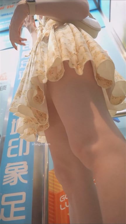 爆款推荐【步行街极品猎艳】金发洋妞骚丁字裤直勾勾勾引，龟奴狂喜骑洋马！大长腿黑内 配图18
