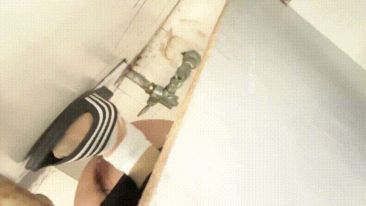 办公室女厕偷拍神器！大神潜伏抄底，直击两位极品OL私密嫩鲍 配图4