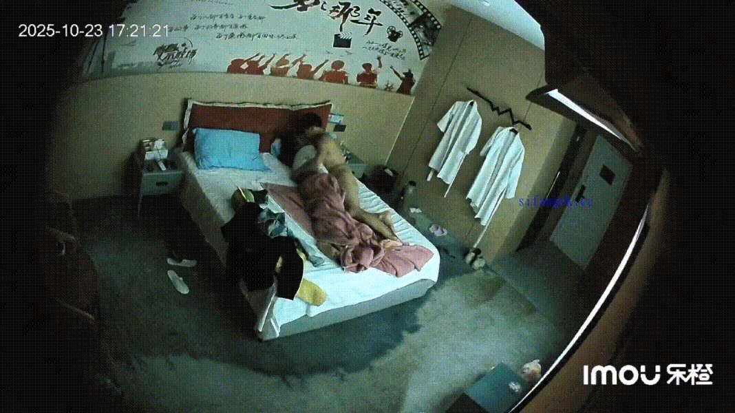 10-23独家流出！乐橙酒店钟点炮房隐藏偷拍 白领OL下班激情约炮 眼镜女被狂射 配图2