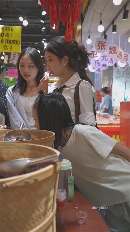 推荐【步行街抄底】清纯JK靓女，好身材大长腿，透气白内裤太骚，想怼脸闻闻味1V愃 配图9
