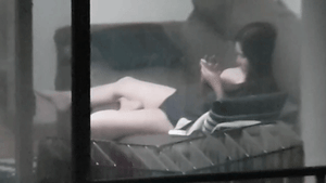 韩国监控曝光！产后少妇欲火焚身，边看AV边疯狂自慰抠鼻，高潮后直接喂奶现场！❤️ - 老宋论坛-老宋论坛