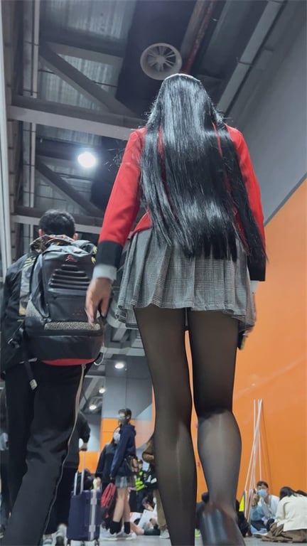 推荐【展会抄底】好漂亮的嫩妹,这黑丝大长腿爱了爱了,好想顶着屁股来一发1V 配图8