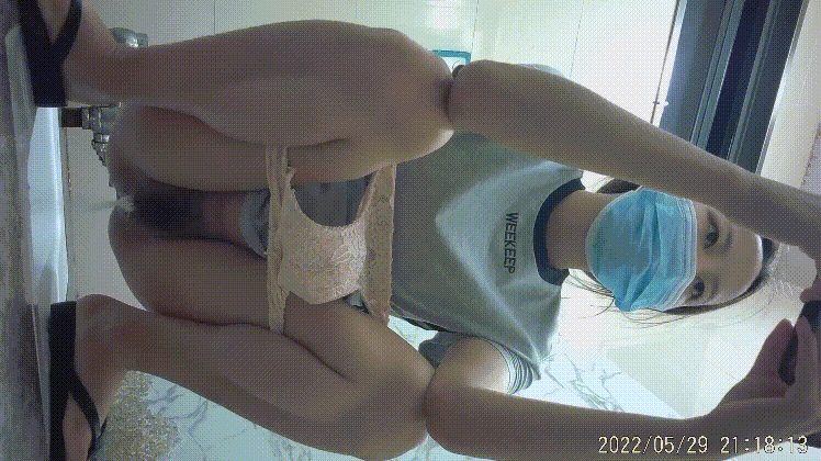 厕拍大神潜入高校女厕偷拍❤️美女如云学妹尿尿紧身短裤少妇浓密黑森林性欲估计很强高清无水印原版（8V)-老宋论坛
