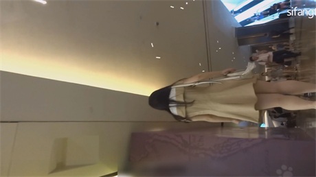 爆款推荐【清纯小少妇真空出街】大长腿美臀下竟藏巨型痔疮，反差刺激直接爆表1V！ 配图4