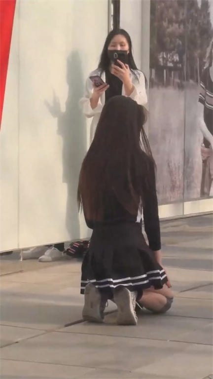 极致诱惑【步行街抄底】街舞辣妹翘臀狂扭，丰满少妇高跟包臀裙勾魂，极致好身材1V1 配图2