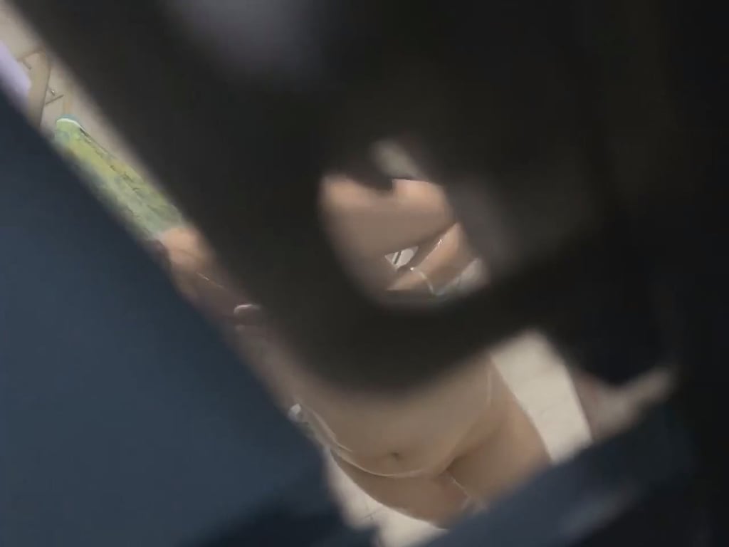 偷窥上瘾！邻家白领洗澡被险些抓包世界杯后欲火难耐，再次潜入偷窥花睡衣姐姐的湿身诱 配图5