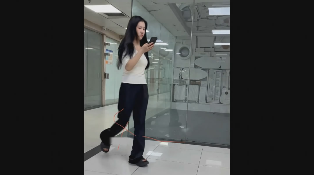 七月劲爆流出！手持闯拍酒店女厕闪光补光高颜值美女逼部近距离偷窥超刺激 配图13
