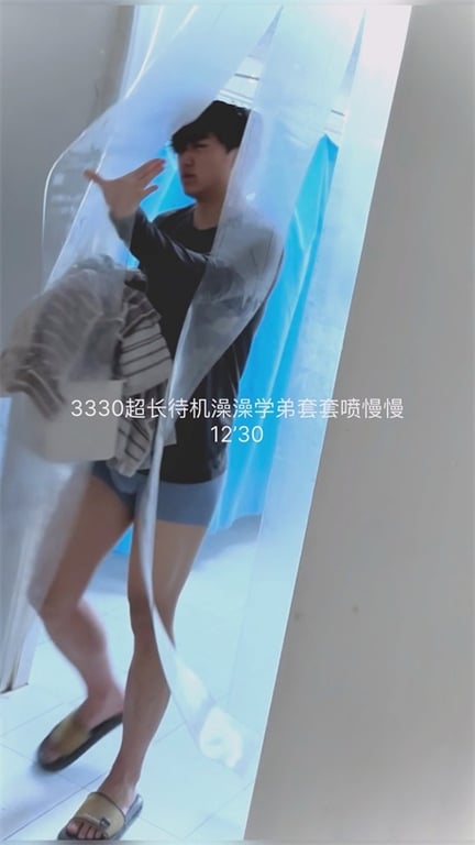 推荐浴室偷拍【大学男生洗澡打飞机】高个靓仔，看毛片撸管爽得飞起，沐浴露润滑，讲究 配图3