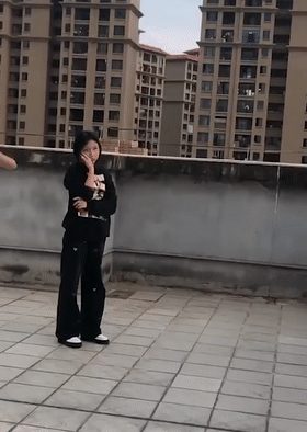 吃瓜福建泉州反差婊叶欣怡超美黑鲍被炮友偷拍曝光 早期花式做爱与霸凌视频引发热议！ 配图2