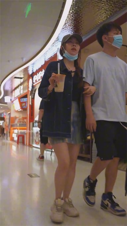 爆款推荐【商场偷窥】绝色长腿美女，蓝色蝴蝶内裤超撩，大腿根部白嫩水润1V诱惑 配图11