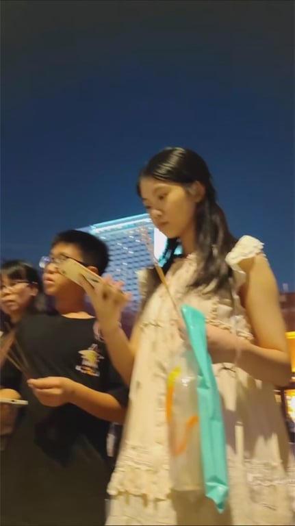 爆款推荐【步行街抄底】极品骚少妇超短裙丁字裤走光，炎炎夏日给美臀透透气，玉足特写 配图10