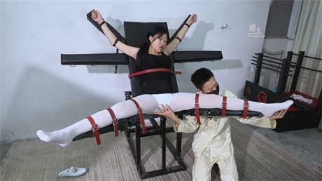 推荐SM博主【樱束】捆绑母狗调教，炮机强制高潮，摄影师猥琐吸脚气，非常享受1V 配图3