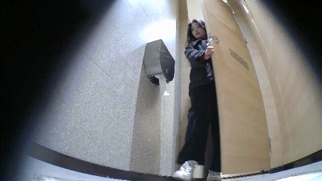 商场女厕偷拍数位年轻美眉大小便，后位清晰看双洞，同步露脸 配图16
